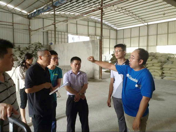 宋總向考察團(tuán)介紹EVB保溫砂漿 EVB保溫砂漿