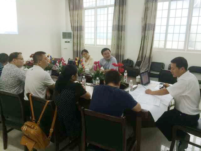 考察組與廣西青龍負(fù)責(zé)人進(jìn)行數(shù)據(jù)分析 防水卷材